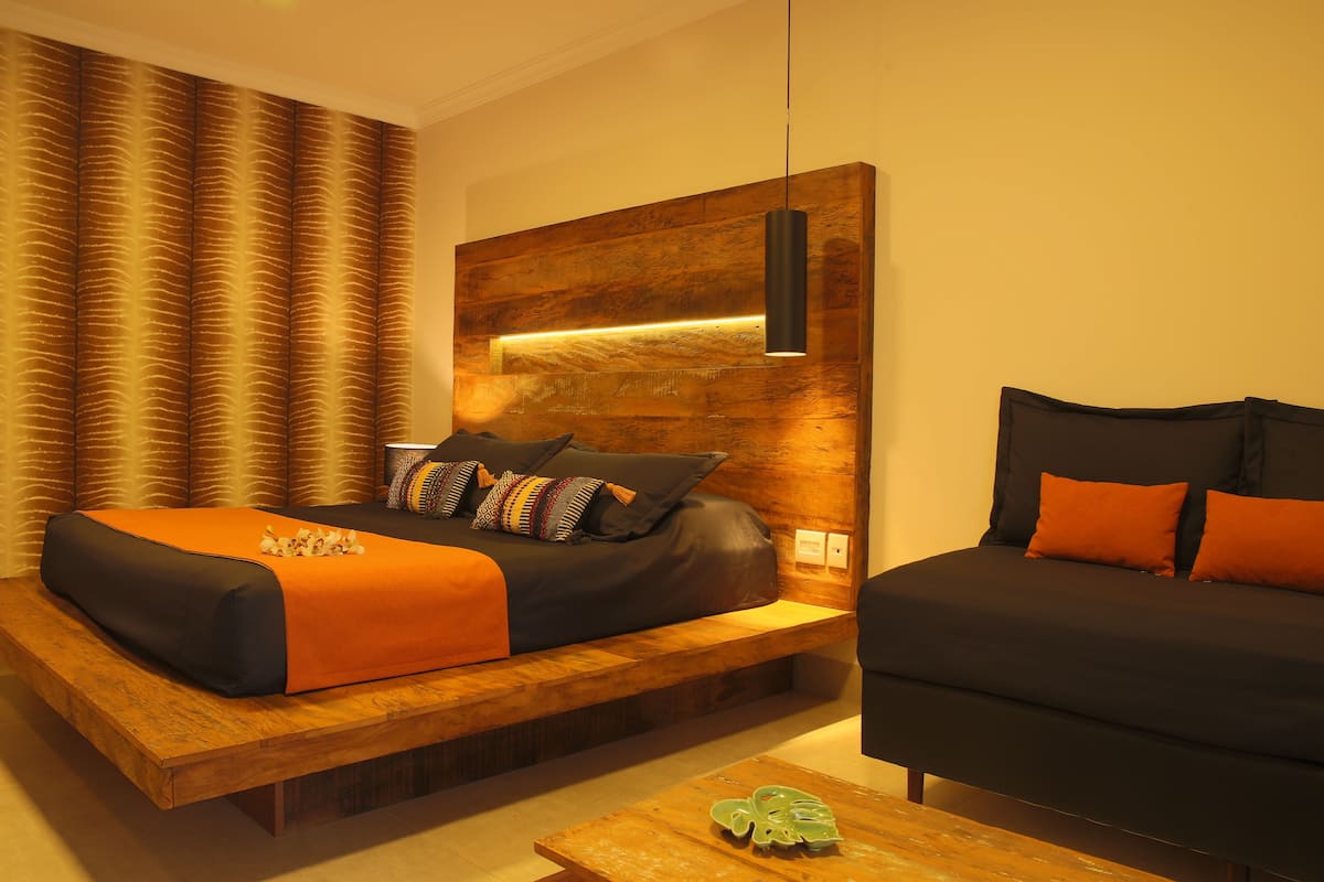 Habitación de lujo, varias camas, vistas al jardín (Rouxinol) | Minibar, caja fuerte, cunas (de pago) y ropa de cama