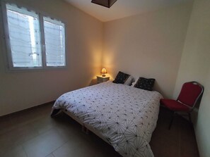 3 chambres, fer et planche à repasser, Wi-Fi, draps fournis