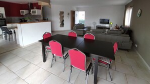 A modern apartment with a dining area, kitchen, living room, and a balcony. - Soleil single-storey villa with 8/4 saltwater swimming pool, secure, fenced garden  (Lagorce)
