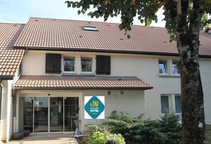 Front of property - Doubs Hotel - Hostel (Ecole-Valentin)