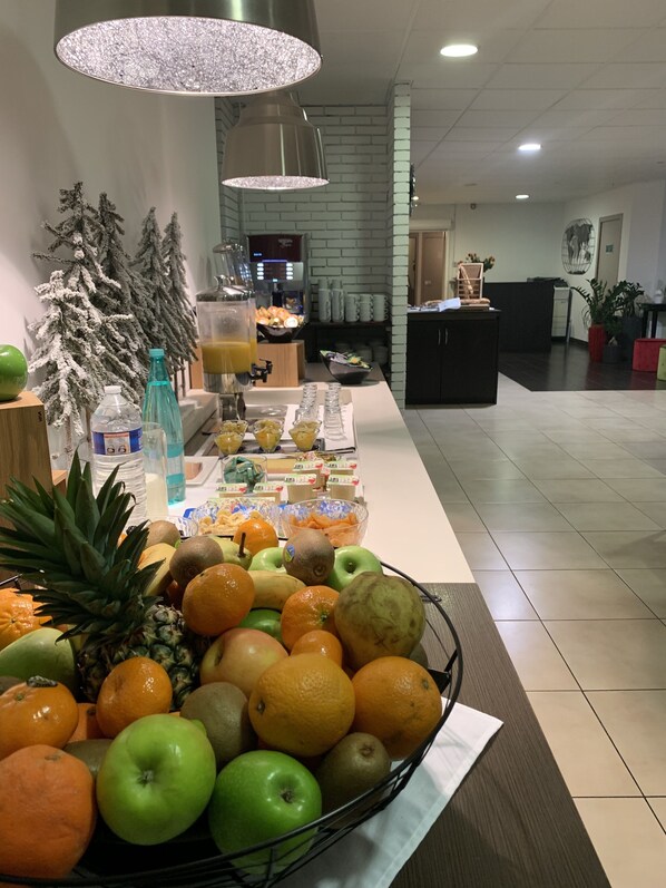 Daily continental breakfast (EUR 9.90 per person) - Doubs Hotel - Hostel (Ecole-Valentin)