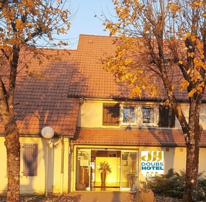 Front of property - Doubs Hotel - Hostel (Ecole-Valentin)