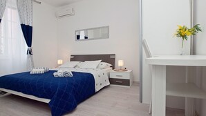 A modern hotel room with a bed, bedside tables, a mirror, and a desk. - Guest House Leta (Split)