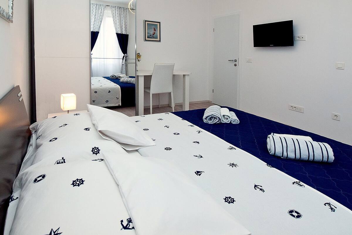Double Room, Mountain View | Iron/ironing board (on request), WiFi (free), bed sheets