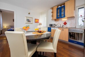 Apartment, 1 Schlafzimmer | Essbereich im Zimmer