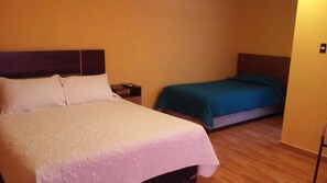 ห้องทริปเปิล, หลายเตียง, ห้องน้ำส่วนตัว (4) | Wi-Fi ฟรี, ผ้าปูที่นอน