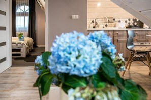 Tabla de planchar con plancha, wifi gratis y ropa de cama