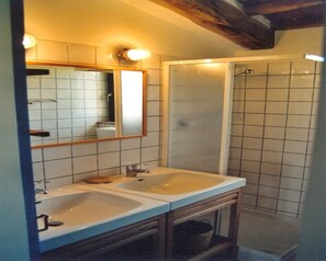 Kombination af bruser/badekar, hårtørrer, Toiletpapir