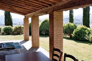 Outdoor dining - Tuscan dream in a hilly location & close to the sea - Ravi apartment (Gavorrano)