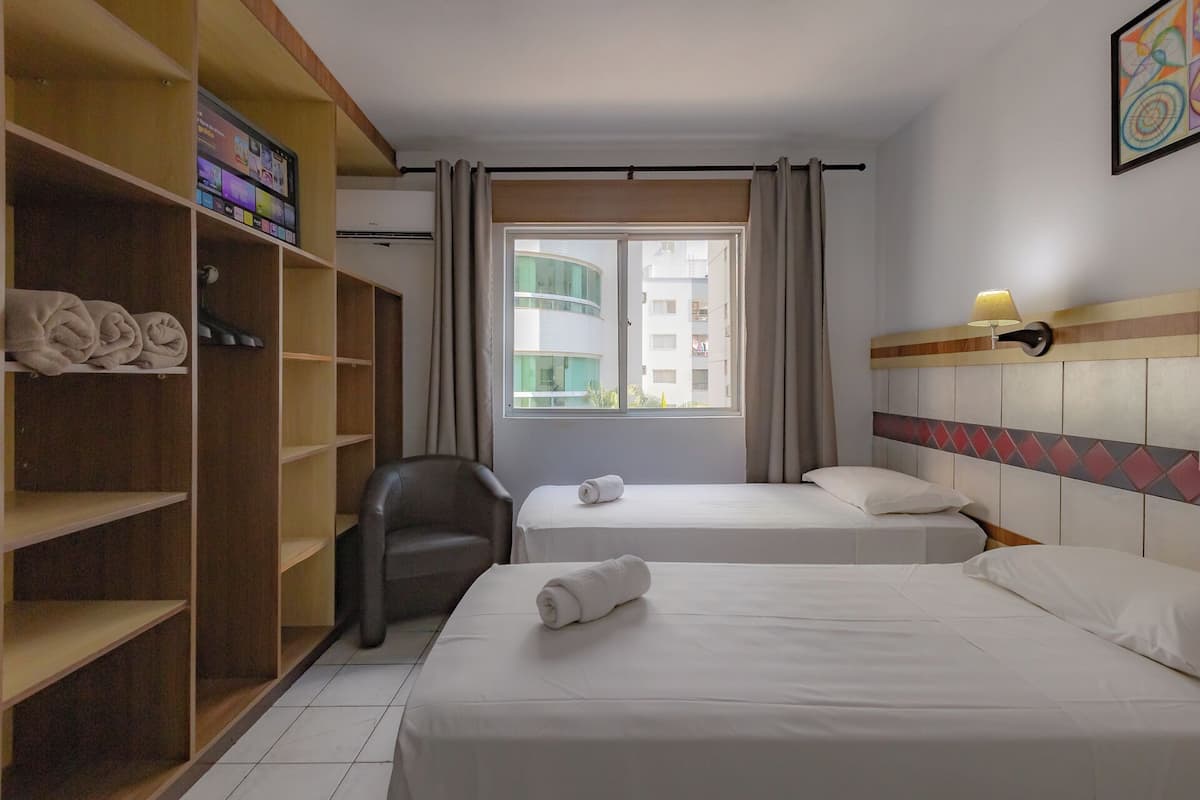 Quarto triplo standard, para não fumantes | Frigobar, cortinas blackout, Wi-Fi de cortesia, roupa de cama