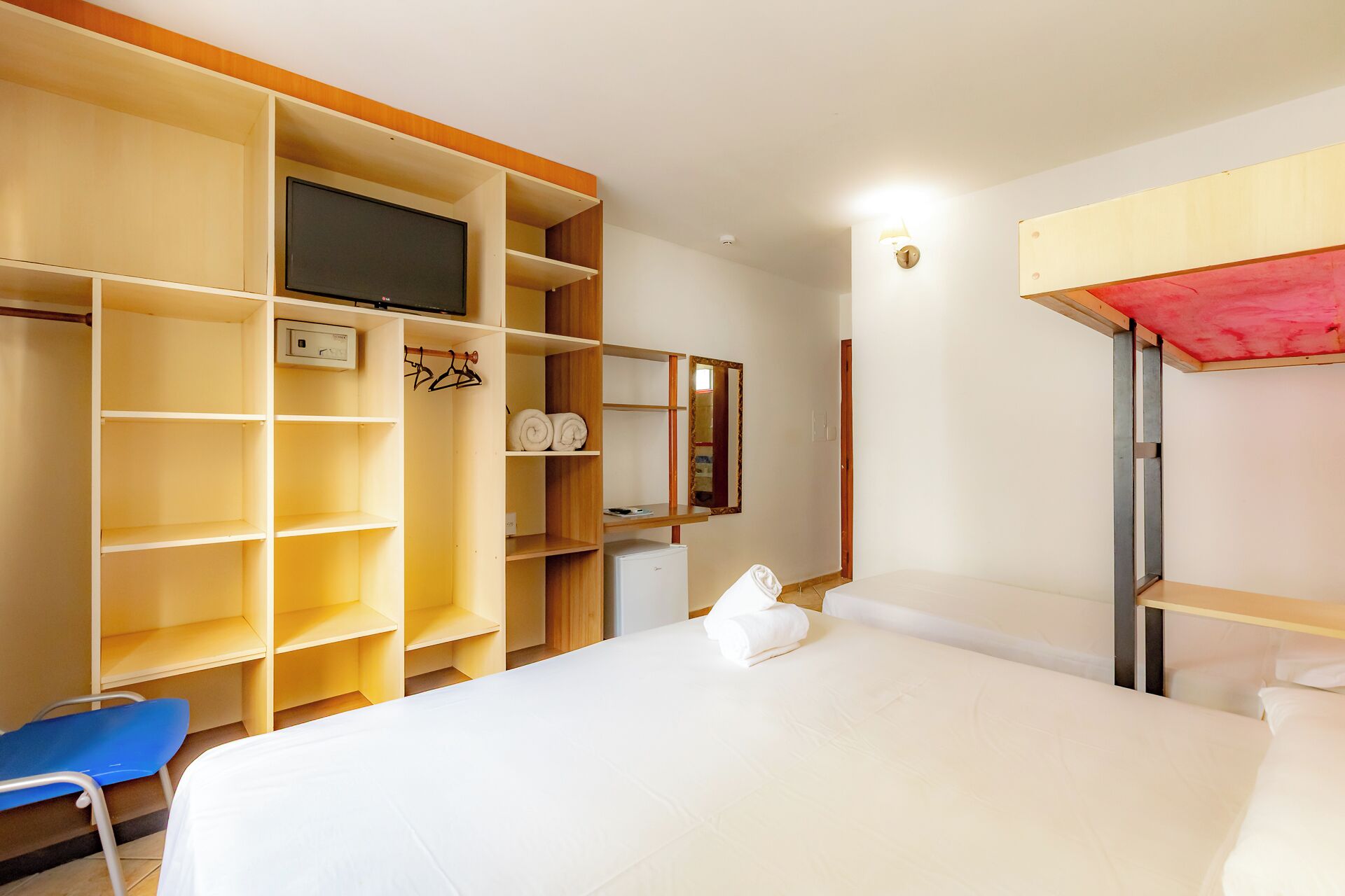 Habitación cuádruple estándar, no fumadores | Minibar, cortinas opacas, wifi gratis y ropa de cama