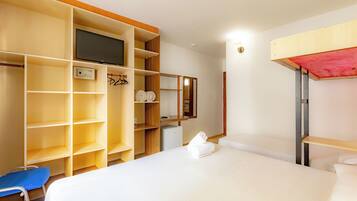 Habitación cuádruple estándar, no fumadores | Minibar, cortinas opacas, wifi gratis y ropa de cama