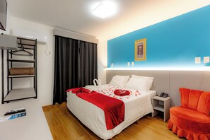 Minibar, cortinas opacas, wifi gratis y ropa de cama