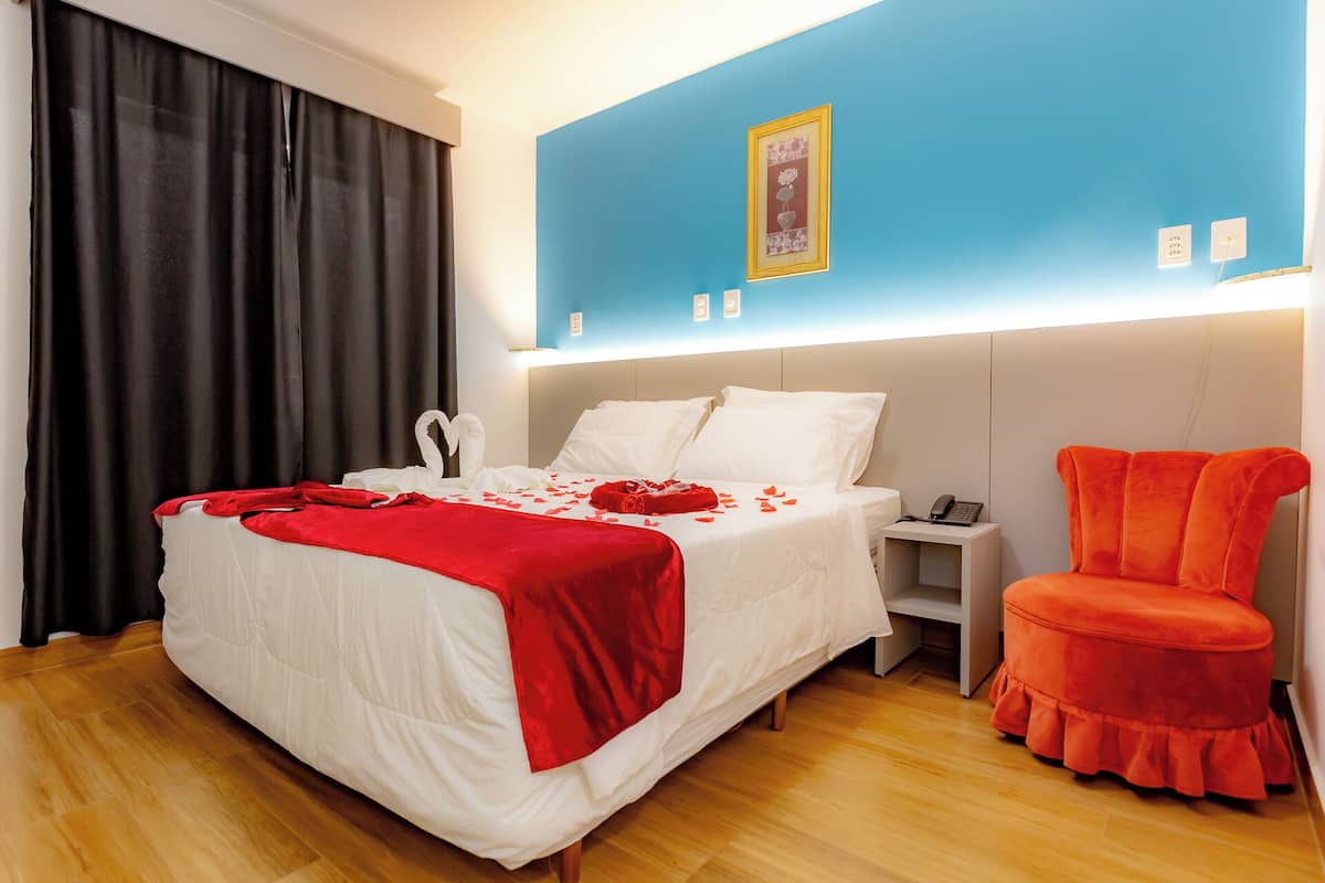 Frigobar, cortinas blackout, Wi-Fi de cortesia, roupa de cama