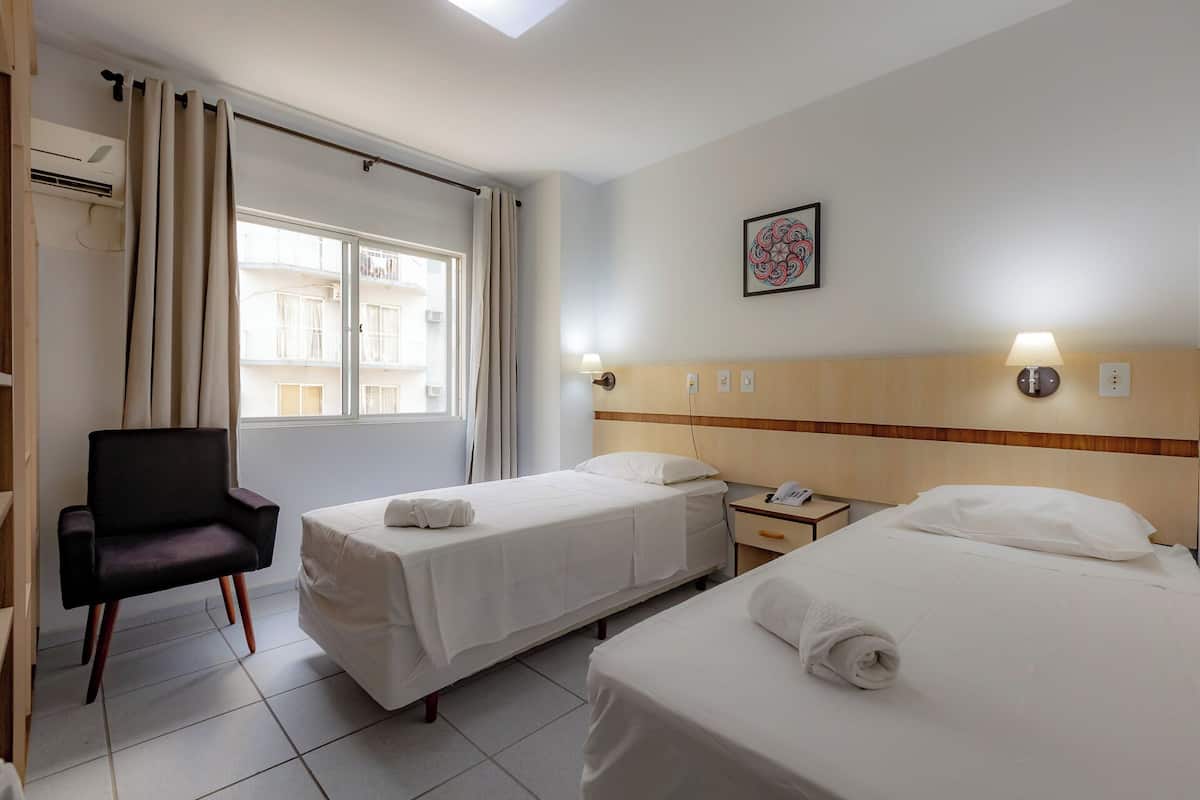 Quarto casal ou duplo standard, para não fumantes | Frigobar, cortinas blackout, Wi-Fi de cortesia, roupa de cama