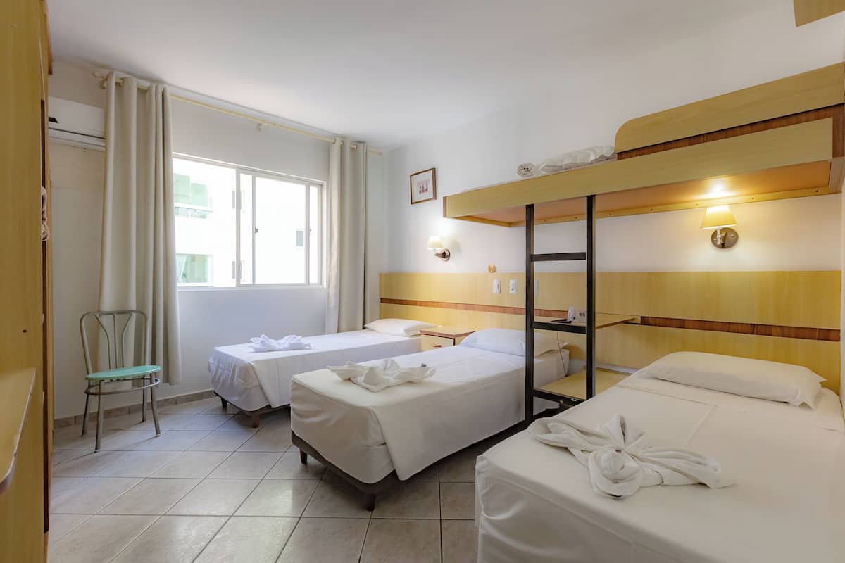 Quarto quádruplo standard, para não fumantes | Frigobar, cortinas blackout, Wi-Fi de cortesia, roupa de cama