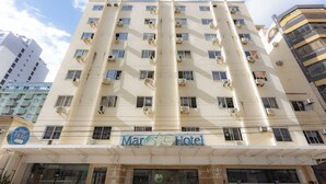 Hotel Mar con fachada moderna, varios equipos de aire acondicionado y cielo despejado.