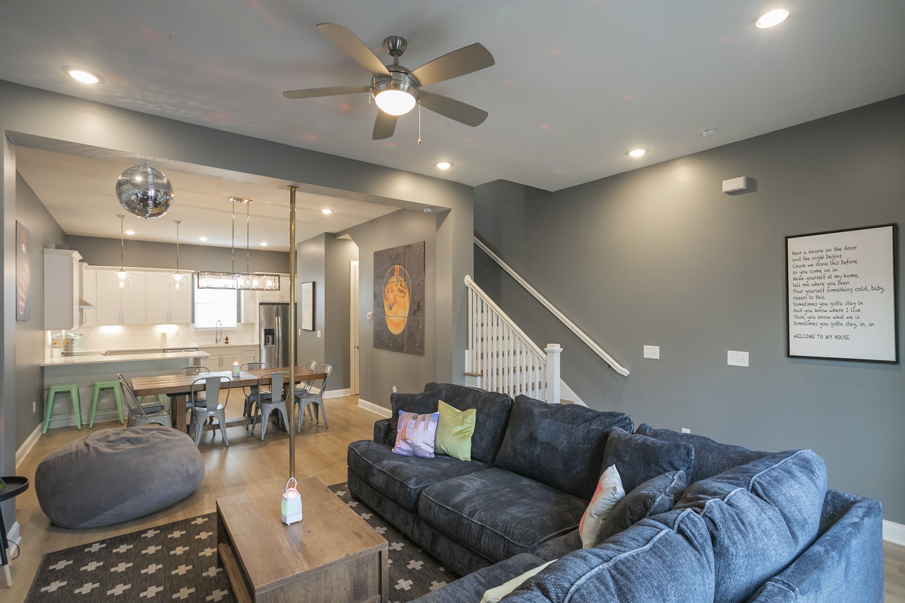 BACH PAD | 🎱POOL TABLE |  💃🏼DANCE POLE |🏙 NEAR DOWNTOWN