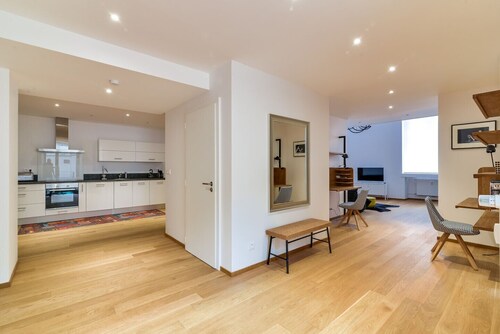 loft luxe 127m2 a  500m cathedral    2br 2bth