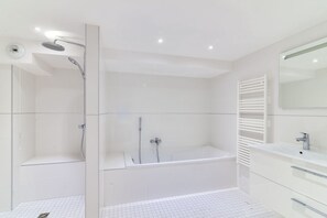 Bathtub, free toiletries, hair dryer, towels