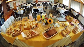 Café da manhã com buffet grátis todos os dias