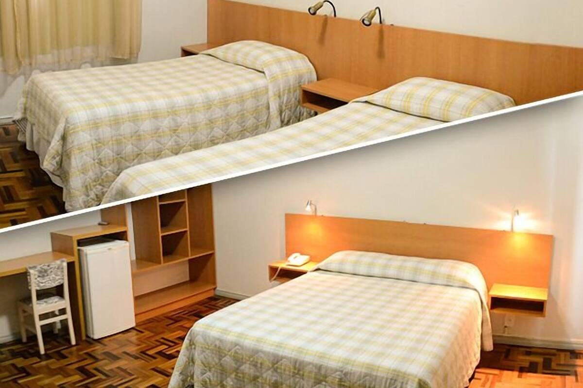 Un dormitorio con dos camas, un escritorio y un armario.