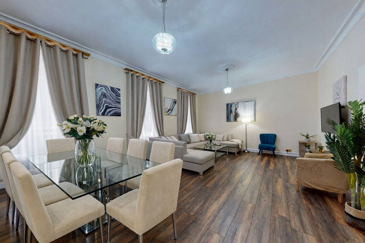 Apartamento real, acessível, suíte (4 bedroom) | Área de estar | TV de tela plana