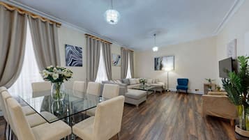 Departamento Royal, con acceso para personas discapacitadas, baño en la habitación (4 bedroom) | Área de sala de estar | Televisión de pantalla plana