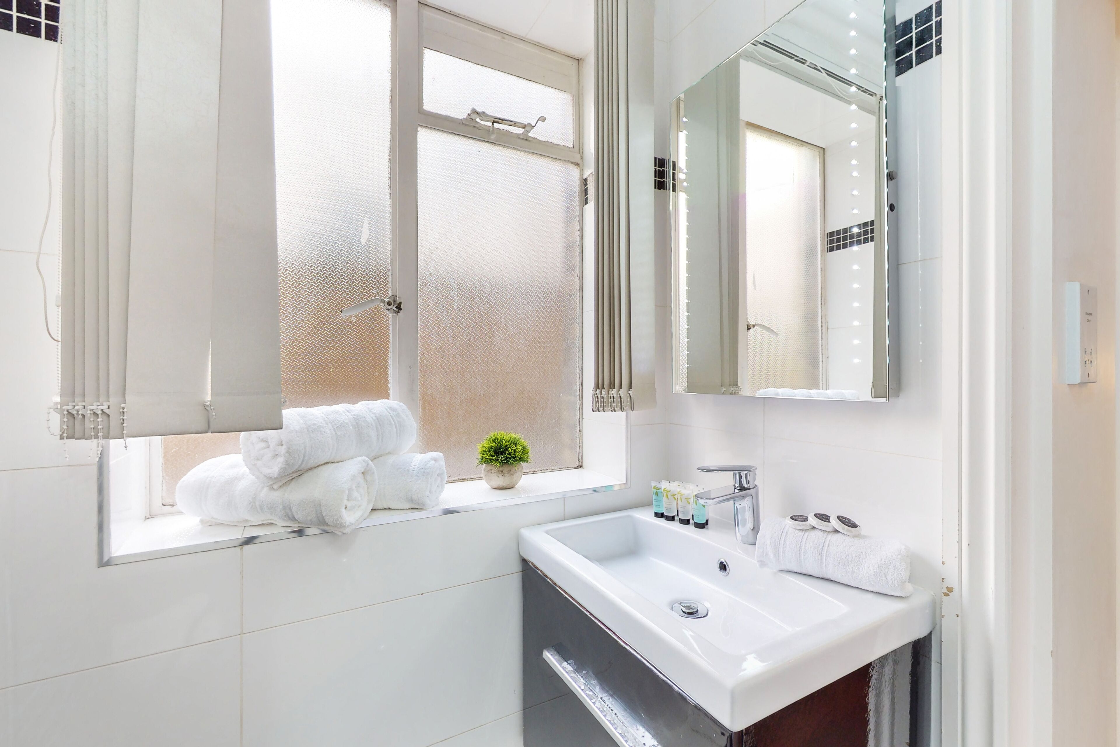 Presidential Apartment, Accessible, Ensuite (3 bedroom) | Bathroom | Free toiletries, hair dryer, towels