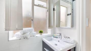 Presidential Apartment, Accessible, Ensuite (3 bedroom) | Bathroom | Free toiletries, hair dryer, towels