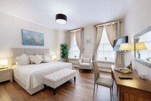 Presidential Apartment, Accessible, Ensuite (3 bedroom) | 1 bedroom, in-room safe, individually decorated, individually furnished - Park Lane Apartments - Shaw House (London)