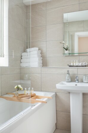 Luxury-Apartment, barrierefrei, mit Bad (2 bedoom ) | Badezimmer | Kostenlose Toilettenartikel, Haartrockner, Handtücher