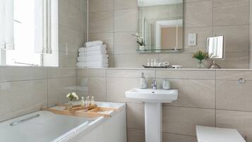 Luxury Apartment, Accessible, Ensuite (2 bedoom ) | Bathroom | Free toiletries, hair dryer, towels