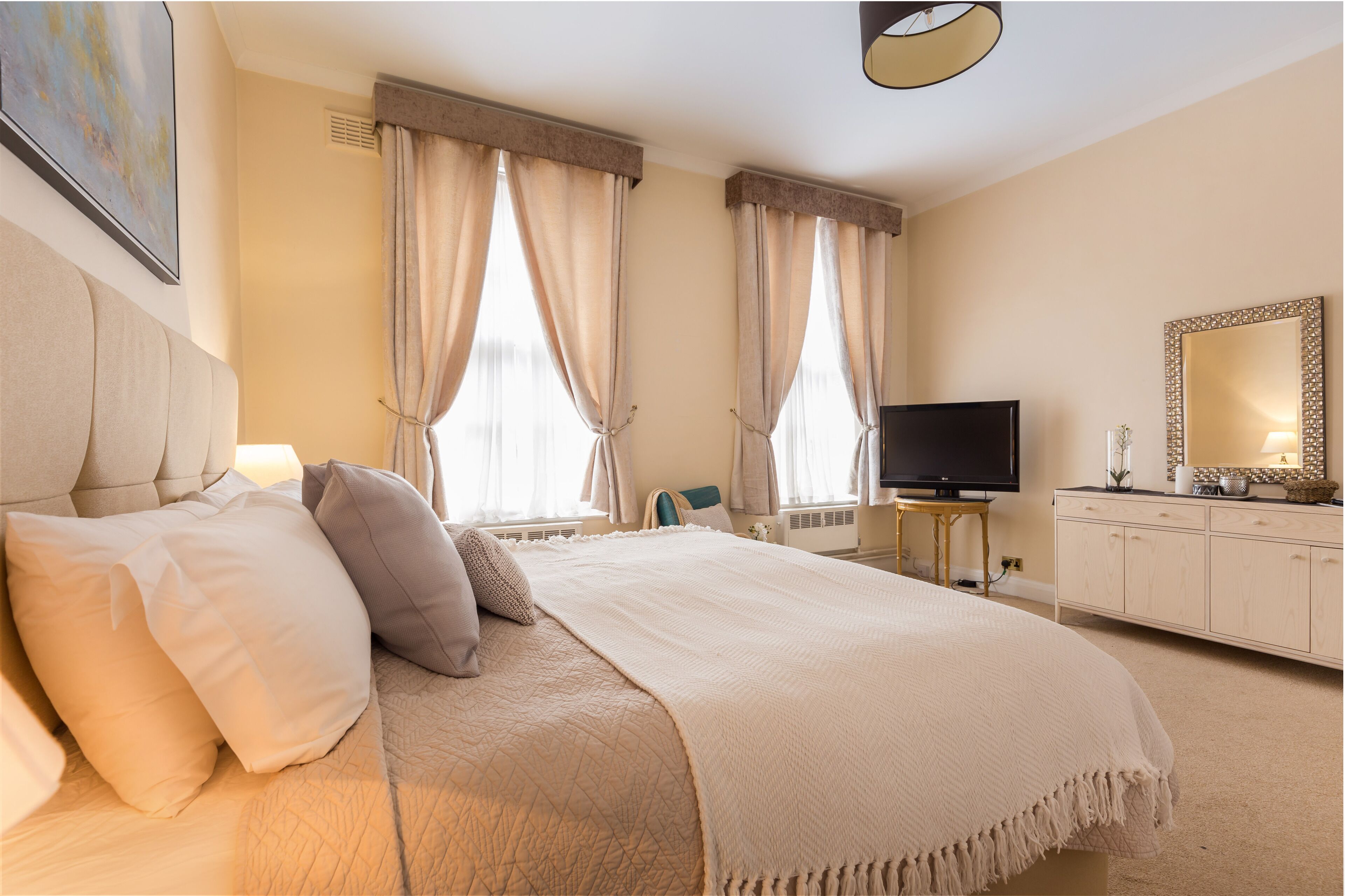 Appartement Royal, accessible aux personnes à mobilité réduite, salle de bains attenante (4 bedroom) | 1 chambre, coffres-forts dans les chambres, décoration personnalisée