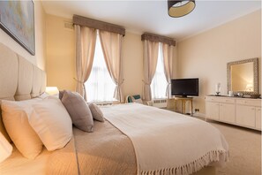 Apartemen Royal, akses difabel, ensuite (4 bedroom) | 1 kamar tidur, brankas, dan didekorasi berbeda-beda