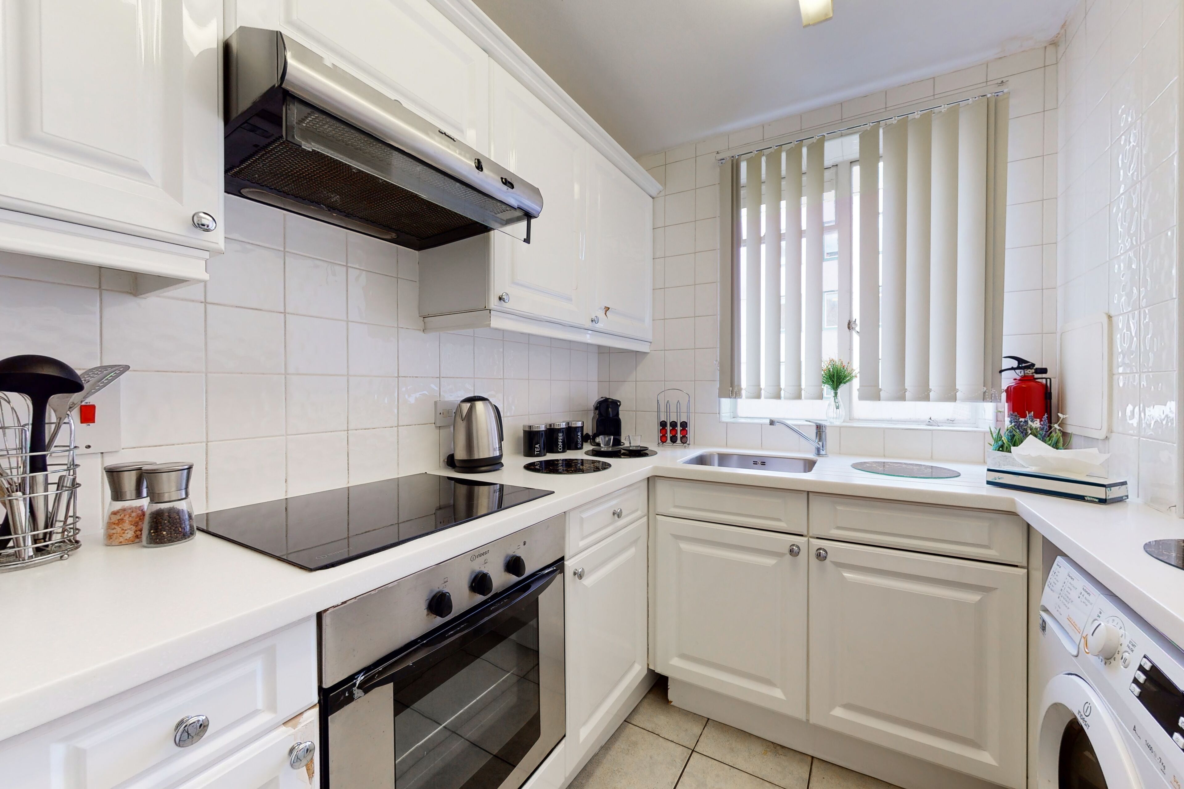 Luxe appartement, toegankelijk voor mindervaliden, en-suite badkamer (2 bedoom ) | Privékeuken | Een koelkast, een microgolfoven, een kookplaat, een vaatwasser