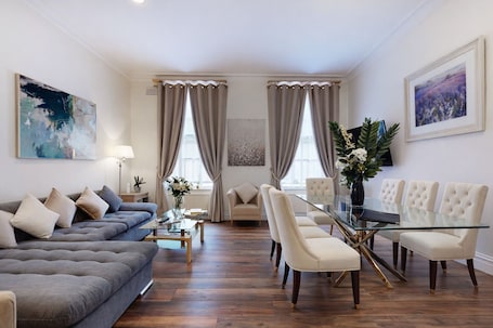 Luxury-Apartment, barrierefrei, mit Bad (2 bedoom ) | Wohnbereich | Flachbildfernseher. Park Lane Apartments - Shaw House