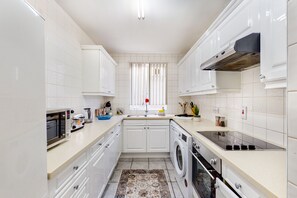 Presidential Apartment, Accessible, Ensuite (3 bedroom) | Private kitchen | Fridge, microwave, stovetop, dishwasher - Park Lane Apartments - Shaw House (London)