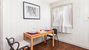公寓式客房, 1 张大床 (Stylish Buckhead Condo • Prime Atlant) | 客房内用餐