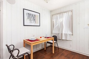 Apartamento, 1 cama de matrimonio (Stylish Buckhead Condo • Prime Atlant) | Servicio de comidas en la habitación