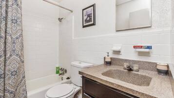 Condo, 1 Queen Bed (Stylish Buckhead Condo • Prime Atlant) | Bathroom amenities
