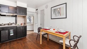 公寓式客房, 1 张大床 (Stylish Buckhead Condo • Prime Atlant) | 客房内用餐
