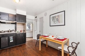 Kondominium, 1 Tempat Tidur Queen (Stylish Buckhead Condo • Prime Atlant) | Makan di kamar