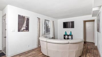 Condo, 1 Queen Bed (Stylish Buckhead Condo • Prime Atlant) | Living area