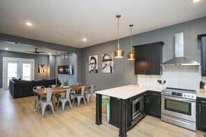 Réfrigérateur, four à micro-ondes, un four, surface de cuisson