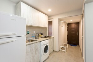 Kühlschrank, Mikrowelle, Herdplatte