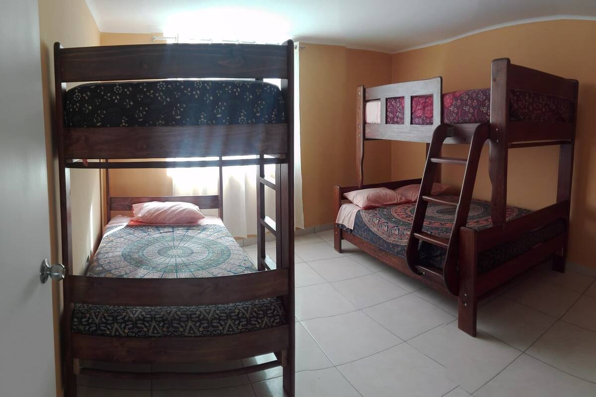 Minibar, muebles diferentes y espacio para trabajar con laptop