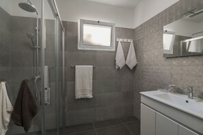 Shower, hair dryer, towels, soap - "Casa Tiana Madeira" (Ponta do Sol)