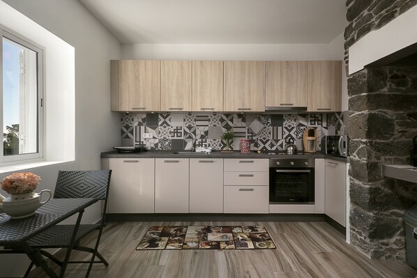 Réfrigérateur, four à micro-ondes, un four, surface de cuisson