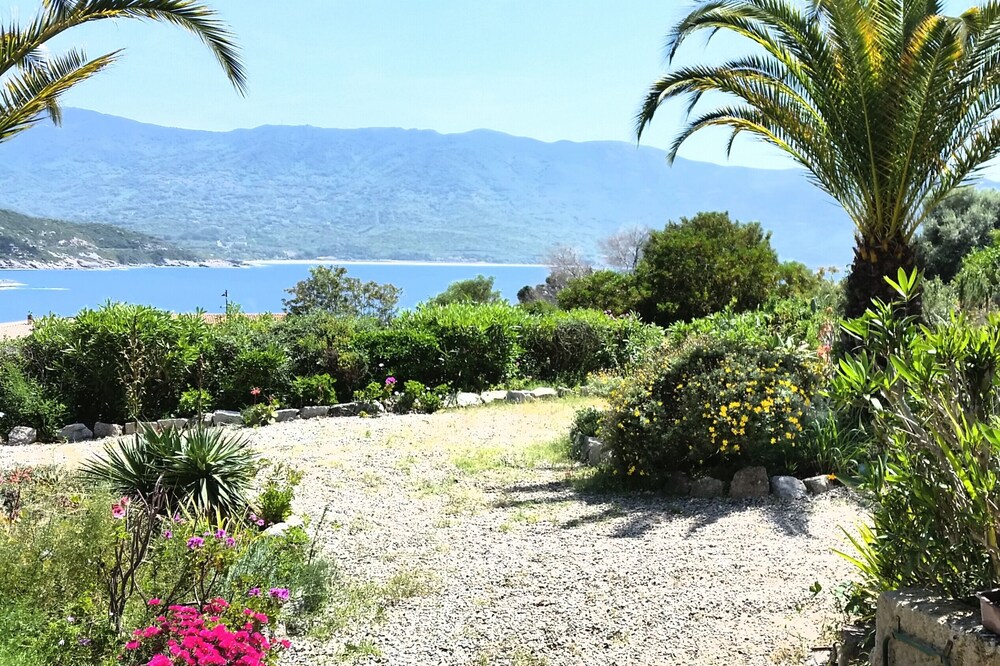PRETTY T2 AIR-CONDITIONED 2 MIN FROM THE BEACH, SEA VIEW, QUIET, WIFI, NEAR AJACCIO